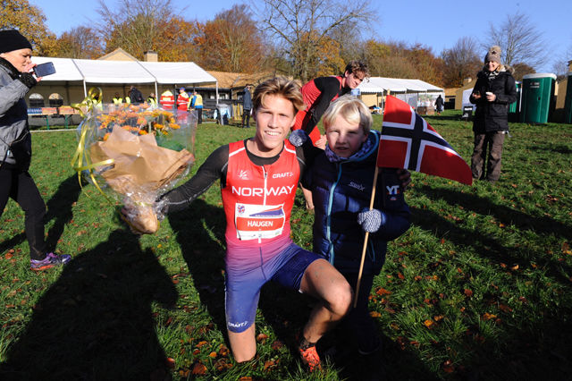 Simen Halle Haugen har fått blomster og besøk av lillebroren Per August med det norske flagget etter seieren. Foto : Arne Dag Myking