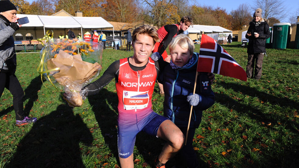 Simen Halle Haugen har fått blomster og besøk av lillebroren Per August med det norske flagget etter seieren. Foto : Arne Dag Myking