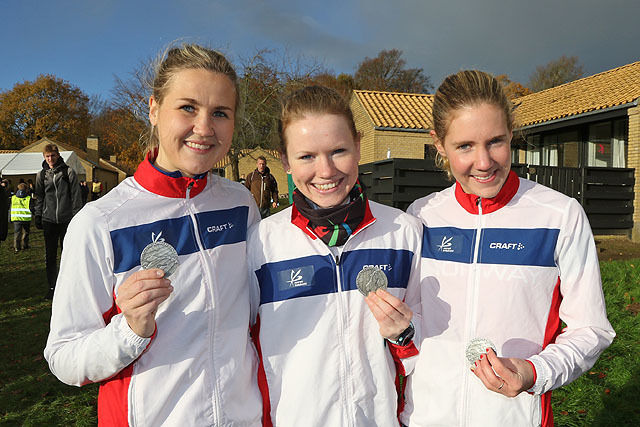 Tre norske jenter som kan reise hjem fra Danmark med en sølvmedalje:  Pernilla Epland, Karoline Holsen Kyte og Maria Wågan.
