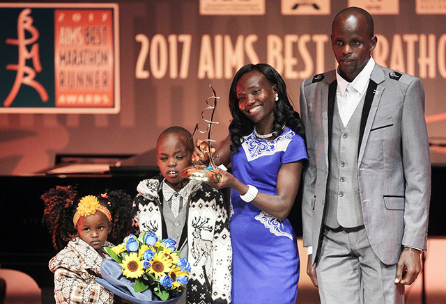 Mary Keitany hadde både mannen og barna med seg da hun mottok det prestisjefulle trofeet fra AIMS. (Foto: SEGAS AMA)