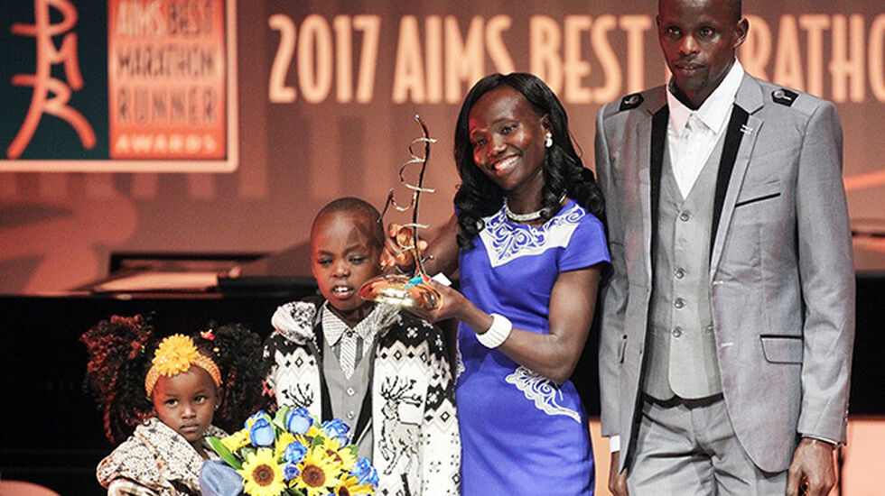 Mary Keitany hadde både mannen og barna med seg da hun mottok det prestisjefulle trofeet fra AIMS. (Foto: SEGAS AMA)