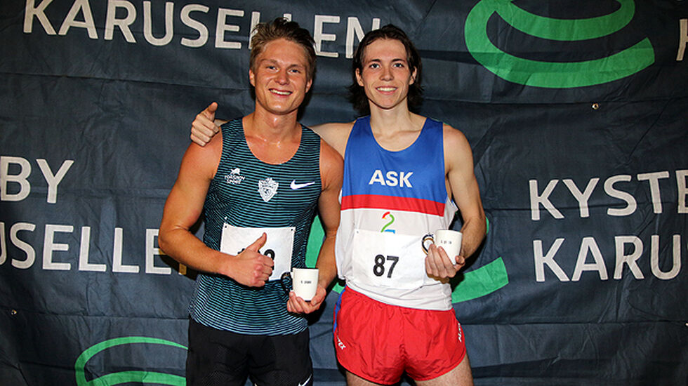 Sondre Øvre-Helland og Marius Sørli med vinner-krusene etter endt løp