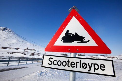 Snøskuter-skilt, skuterløype, OBS-skilt-snøskuter