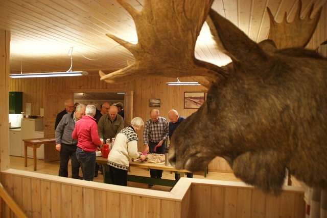 Skogens konge holder et godt øye til serveringsbordet. (Foto: Stein Arne Negård)