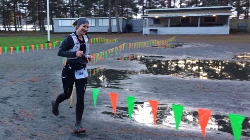 Helle Manvik løper i mål til soleklar seier etter 121 km - kun slått av to herreløpere. (Arrangørfoto)