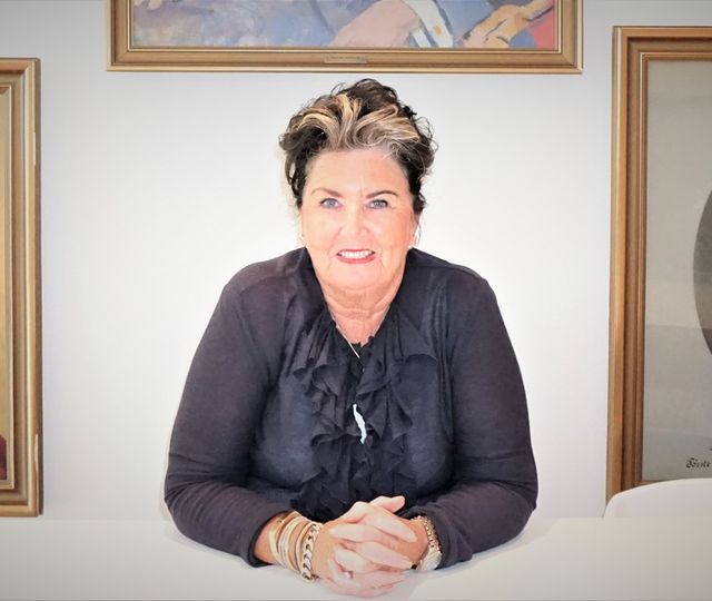 Brent barn skyr ilden