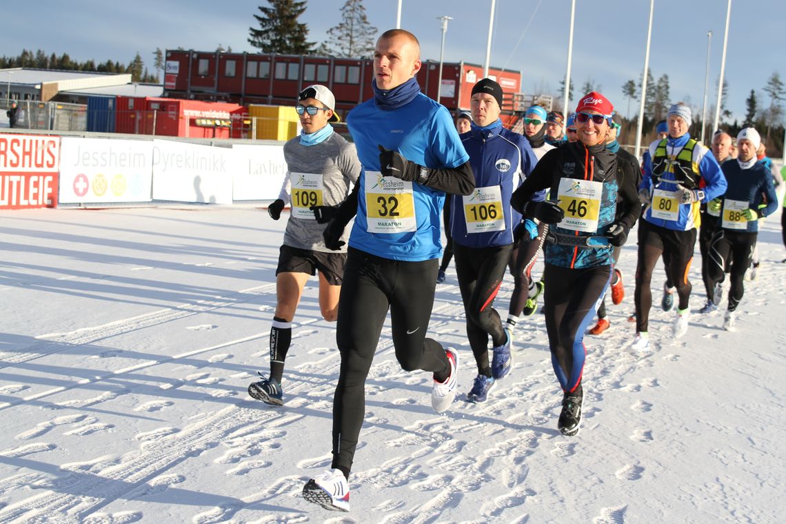 Starten på maraton der vi ser en smilende vinner, Runar Sæther, med startnummer 46. (Foto: Olav Engen)