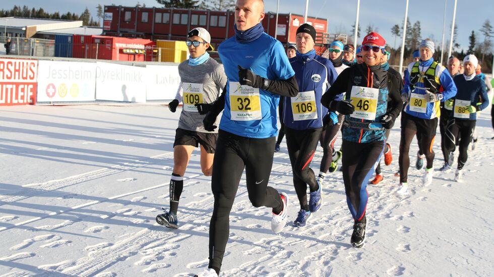 Starten på maraton der vi ser en smilende vinner, Runar Sæther, med startnummer 46. (Foto: Olav Engen)