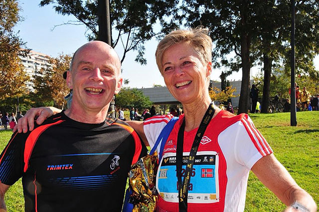 All grunn til å være strålende fornøyd etter klasseseieren og et historisk maratonløp i Valencia for Nina Wavik Ytterstad. Også Kjell Arne Olsen var bra fornøyd etter 3.02.15  i sitt første maratonløp på 27 år. Foto: Morten Ytterstad