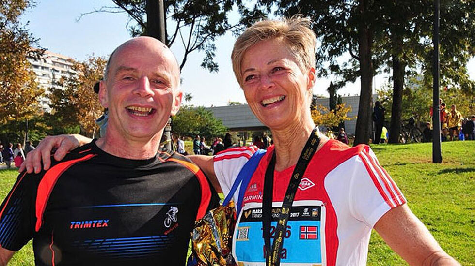 All grunn til å være strålende fornøyd etter klasseseieren og et historisk maratonløp i Valencia for Nina Wavik Ytterstad. Også Kjell Arne Olsen var bra fornøyd etter 3.02.15  i sitt første maratonløp på 27 år. Foto: Morten Ytterstad