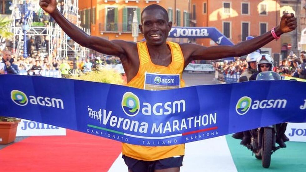 Robert Ndiwa vant årets Verona-Marathon. Foto: Arrangøren