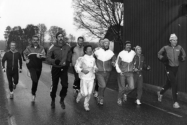 Her ser vi løperne underveis i 1986. Vi kjenner igjen Mariann Stenbakk. Kjenner du igjen flere?