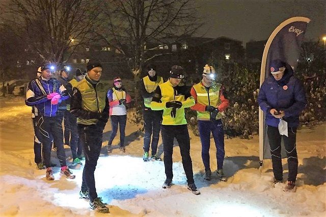Ti løpere klare til fellesstart på tid onsdag kveld. (Foto: Bente Sund Langøigjelten)