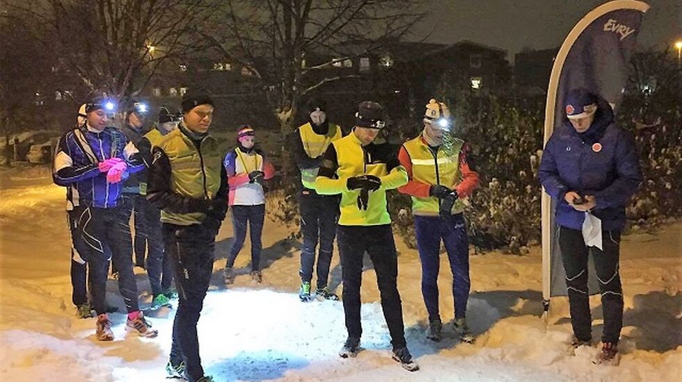 Ti løpere klare til fellesstart på tid onsdag kveld. (Foto: Bente Sund Langøigjelten)