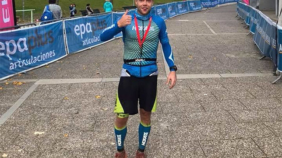 Danske Peter Arnoldsen som bor i Bergen, gav seg sjøl tommelen opp etter andreplassen i Gran Trail Collserola i Barcelona. (Foto: privat) 