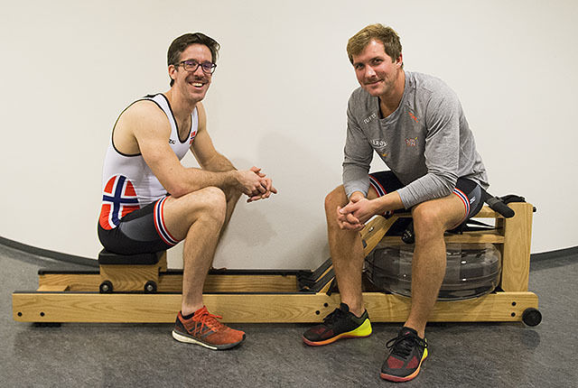 Are Strandli (til venstre) og Kristoffer Brun tok i fjor OL-bronse i roing. Til Kondis forklarer og demonstrerer de teknikk på romaskin. (Foto: Bjørn Johannessen)