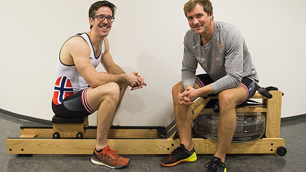 Are Strandli (til venstre) og Kristoffer Brun tok i fjor OL-bronse i roing. Til Kondis forklarer og demonstrerer de teknikk på romaskin. (Foto: Bjørn Johannessen)