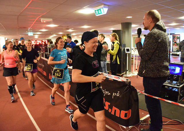 Lattermilde deltagere passerer speaker Lauridsen. (Foto: Anders Tøsse)