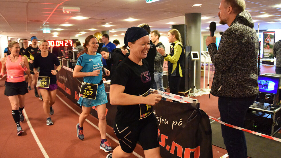 Lattermilde deltagere passerer speaker Lauridsen. (Foto: Anders Tøsse)