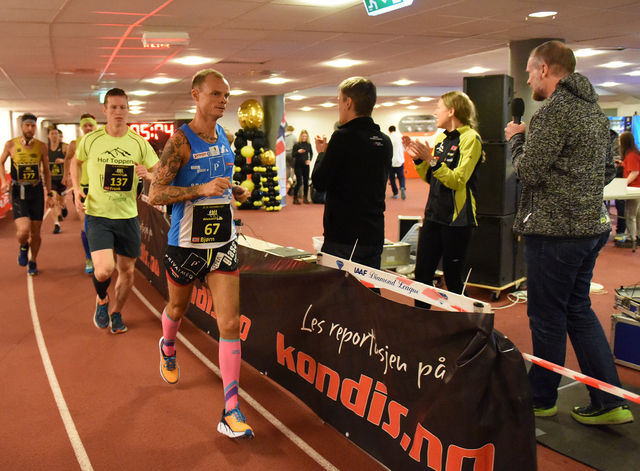 Snart er det klart for nye 24 timer under Bisletts tribuner, i praksis rundt utendørsbanen - men innendørs. Her fra 2017-løpet da det også var NM 24-timers som i år. (Foto: Anders Tøsse)