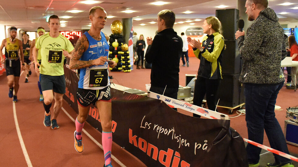 Snart er det klart for nye 24 timer under Bisletts tribuner, i praksis rundt utendørsbanen - men innendørs. Her fra 2017-løpet da det også var NM 24-timers som i år. (Foto: Anders Tøsse)