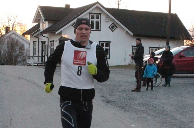 Lasse Blom, Sømna IL vinner Viksjøen Rundt og pynter med 12.14 samtidig på sin egen løyperekord på 12.27 fra i fjor (Foto: Brønnøysunds Avis-banett.alda.no)