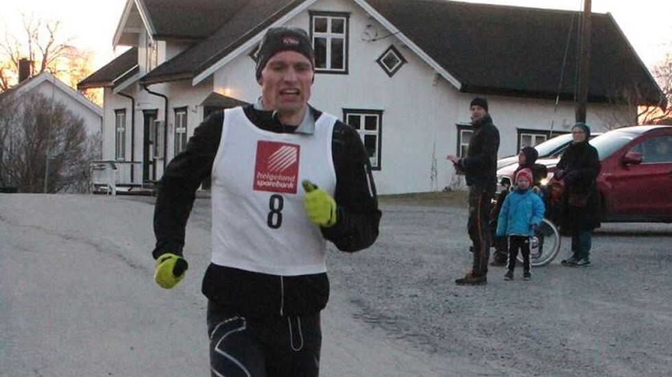 Lasse Blom, Sømna IL vinner Viksjøen Rundt og pynter med 12.14 samtidig på sin egen løyperekord på 12.27 fra i fjor (Foto: Brønnøysunds Avis-banett.alda.no)