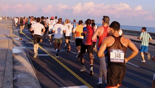 Traseen i Havana Marathon gikk gjennom bygater, men også en tur langs sjøen, som her er Det Karibiske Hav. Foto: arrangør