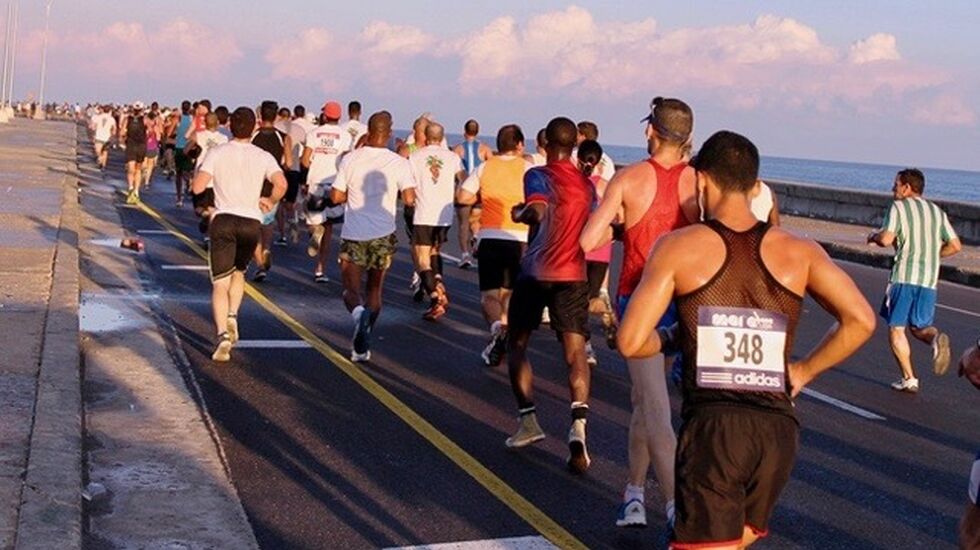 Traseen i Havana Marathon gikk gjennom bygater, men også en tur langs sjøen, som her er Det Karibiske Hav. Foto: arrangør