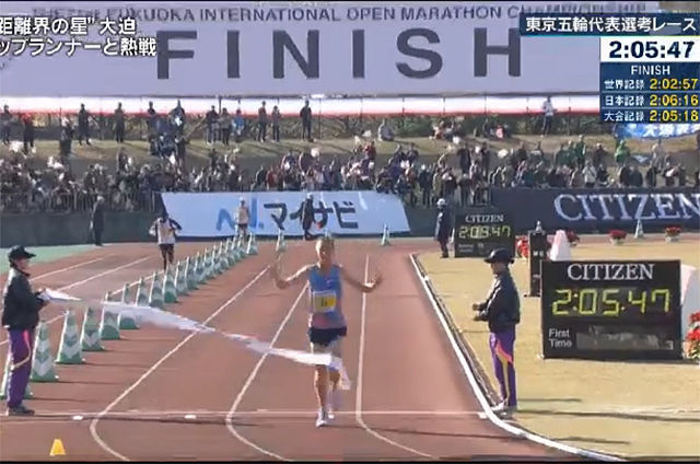 Sondre Nordstad Moen løper over mål som vinner av Fukuoka Marathon, på smått utrolige 2.05.48. (Foto: skjermdump, japansk TV)