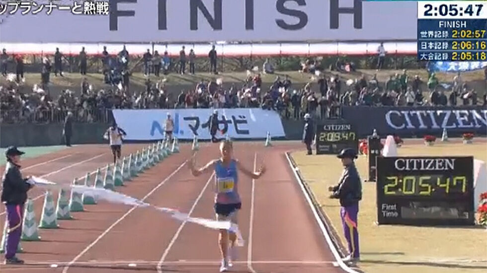 Sondre Nordstad Moen løper over mål som vinner av Fukuoka Marathon, på smått utrolige 2.05.48. (Foto: skjermdump, japansk TV)