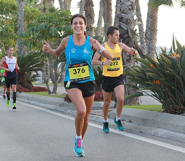 Smilende: Rosa Barberino løper langs Strandpromenaden etter ca. 28 km, som er en svært lettløpt del av løypa på nesten 20 km. Rosa løp fort og fikk 3.14.18 i sluttid. (Foto: Kjell Vigestad)