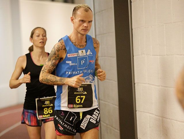 Mari Nustad Mauland debuterer på ultraløpmesterskap med EM 24-timers i mai. Her er hun bak den norske 24-timerskongen Bjørn Tore Taranger på Bislett 24-timers for to uker siden. (Foto: Per Inge Østmoen)