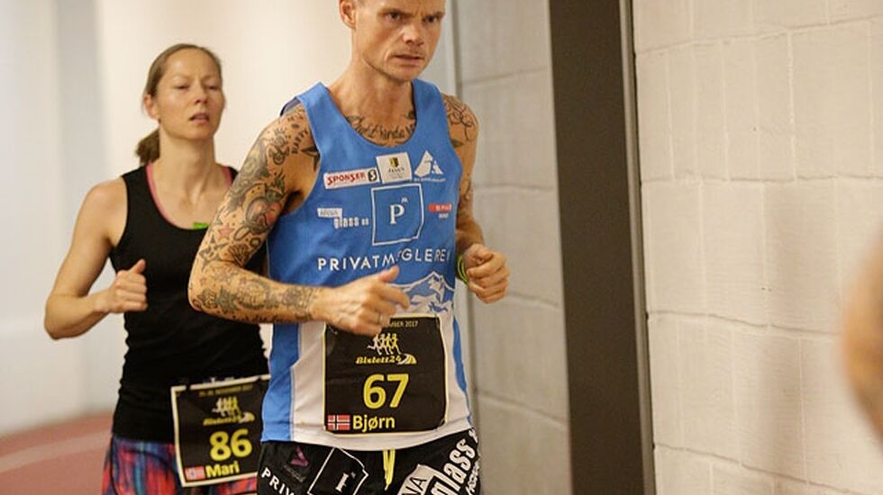 Mari Nustad Mauland debuterer på ultraløpmesterskap med EM 24-timers i mai. Her er hun bak den norske 24-timerskongen Bjørn Tore Taranger på Bislett 24-timers for to uker siden. (Foto: Per Inge Østmoen)