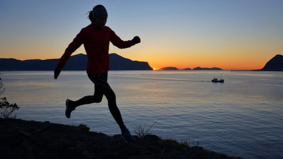 Angelika i solnedgang på Sunnmøre.