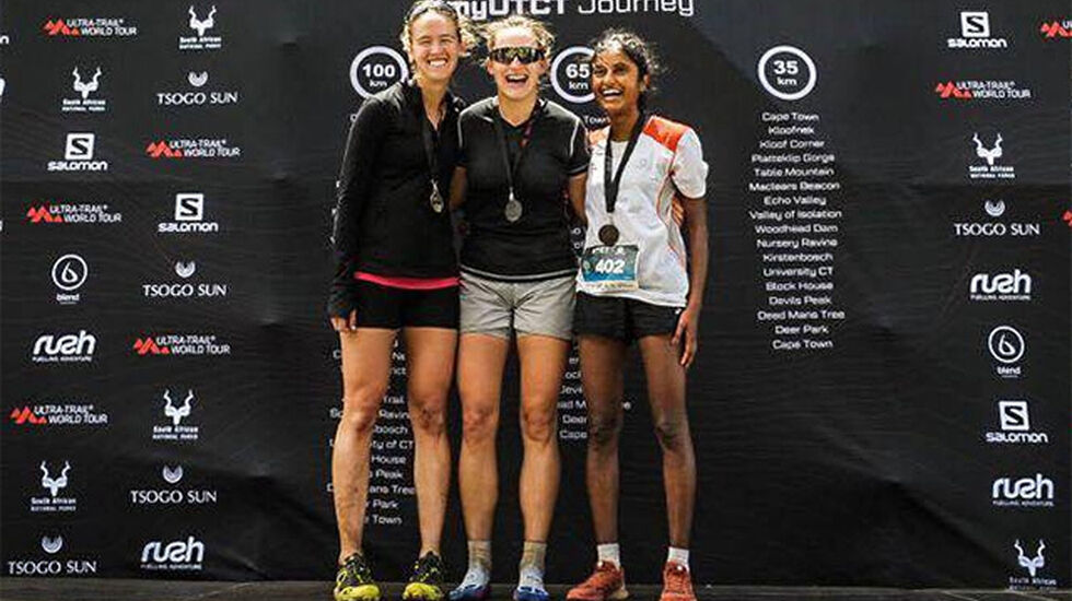 To norske kvinner kunne entre pallen etter 65 kilometeren i Ultra-trail Cape Town. Kirsten Hindhammer Amundsgaard (midten) vant foran Emily Hawgood fra Zimbabwe (til venstre) og Shangave Balendran. (Foto: privat/Sportograf) 