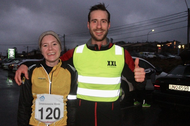 Det blei oppnådd gode tider og utført flotte prestasjoner av vinnerne i dagens vinterkarusell i Ålesund. Janne Elin Vatnaland (startnummer 120) sprang inn til tiden 39.37 på 10 km, til tross for tunge forhold. Marcus Megrund (til høyre) løp inn til gode 33.48 på samme distanse. Foto: Sigbjørn Lerstad