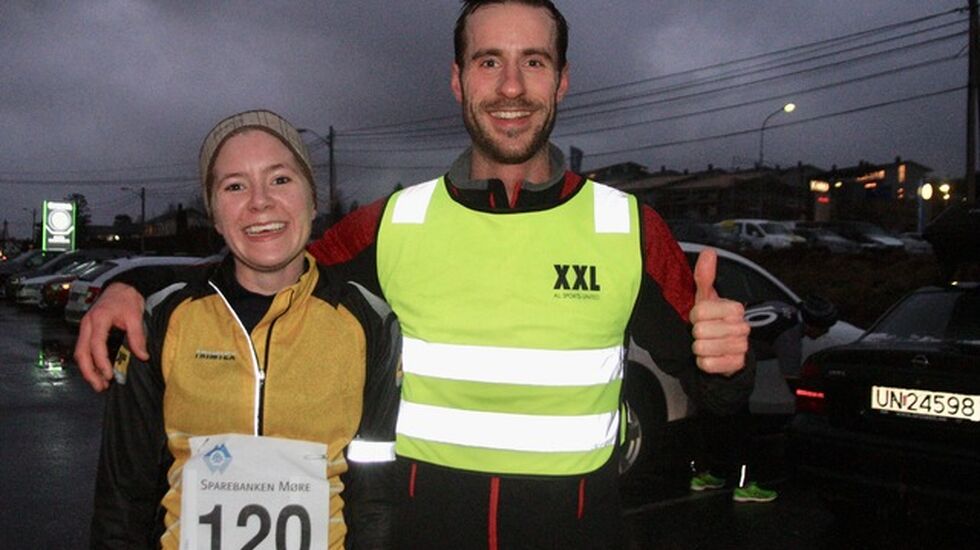 Det blei oppnådd gode tider og utført flotte prestasjoner av vinnerne i dagens vinterkarusell i Ålesund. Janne Elin Vatnaland (startnummer 120) sprang inn til tiden 39.37 på 10 km, til tross for tunge forhold. Marcus Megrund (til høyre) løp inn til gode 33.48 på samme distanse. Foto: Sigbjørn Lerstad