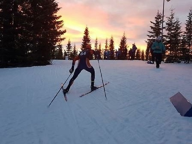 Fra juniorenes prolog i skumringstimen på Natrudstilen fredag ettermiddag. (Arrangørfoto)