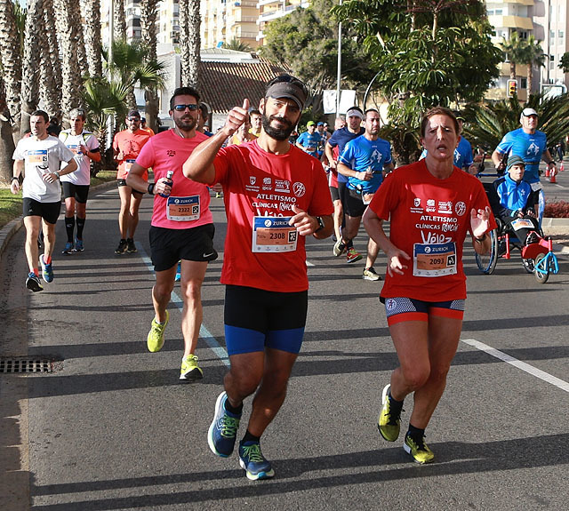 Palmer og Middelhavet: Malaga Marathons har sol, eksotiske trær, blått hav og juleforberedelser som sine kjennetegn. (Foto: Kjell Vigestad)