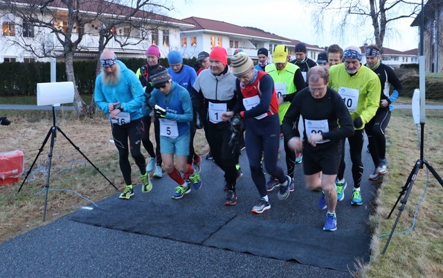 Fra starten på maraton 27. desember 2016. Det var bare veger og tørt, fint underlag. I disse dagene er det snø i traseen, men langtids værmeldingen sier at det skal bli mildere fra rundt 20. desember, og da skulle snøen være borte til 30. desember. Foto: Martin Hauge-Nilsen