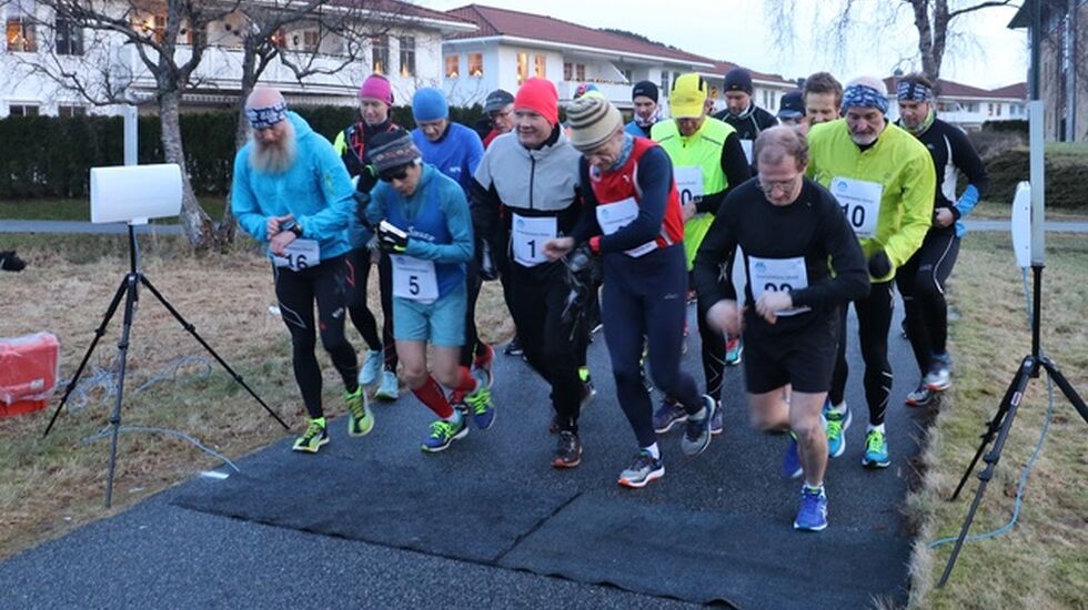 Fra starten på maraton 27. desember 2016. Det var bare veger og tørt, fint underlag. I disse dagene er det snø i traseen, men langtids værmeldingen sier at det skal bli mildere fra rundt 20. desember, og da skulle snøen være borte til 30. desember. Foto: Martin Hauge-Nilsen
