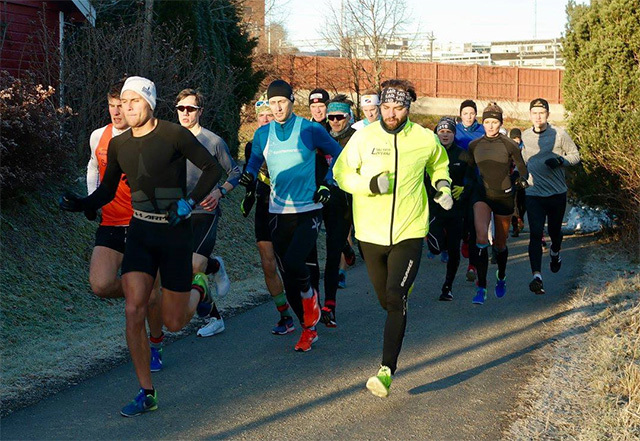 Ulrik Lolland (i svart) tok teten med det samme. Toeren, Dag Einar Bøtun, er delvis skjult helt til venstre. (Foto: Sportsmanden.no / Frode Monsen)