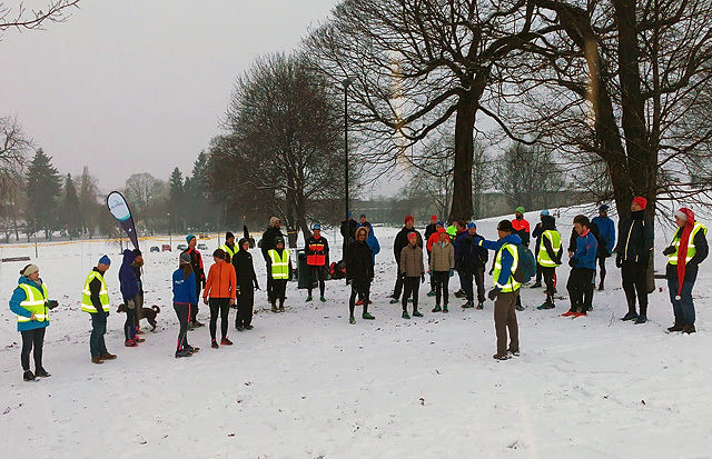 Runar Sæter instruer arrangører og deltakere før starten på det #17 Tøyen Parkrun i dag.