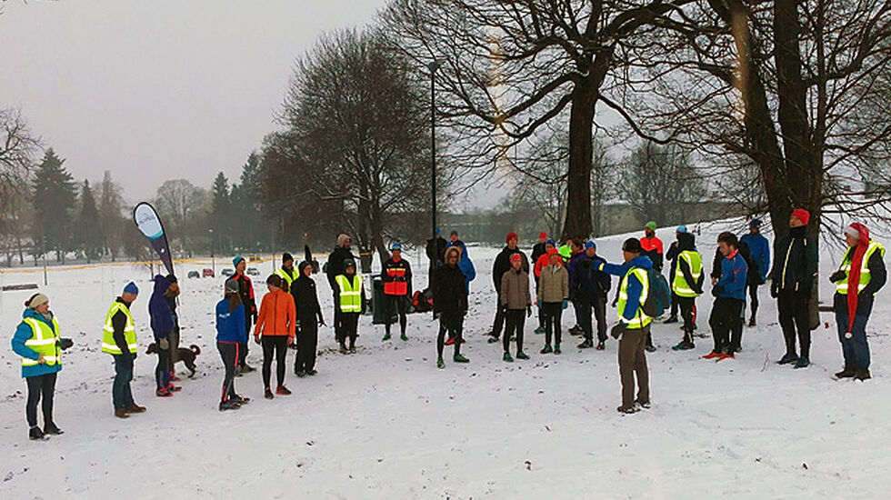 Runar Sæter instruer arrangører og deltakere før starten på det #17 Tøyen Parkrun i dag. 