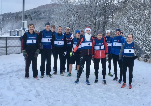 14 lokale løpere og en nisse deltok i årets siste løp rundt Rotevatnet. Voldanissen hadde tatt stegene ned fra Rotsethornet for å trimme rundt vatnet ved foten av fjellet. Foto Elin Burås Sylte