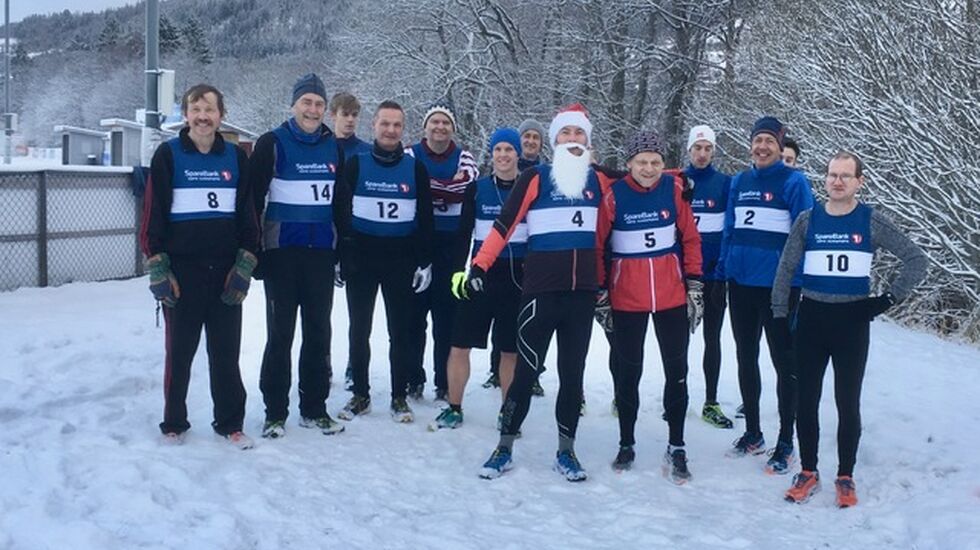 14 lokale løpere og en nisse deltok i årets siste løp rundt Rotevatnet. Voldanissen hadde tatt stegene ned fra Rotsethornet for å trimme rundt vatnet ved foten av fjellet. Foto Elin Burås Sylte