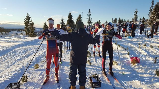 Startklare ungdommer (fra v.) Styrk Hundseid Kamsvåg, Konnerud  IL  og Synne Strand, Asker Skiklubb. (Foto: Stein Arne Negård)