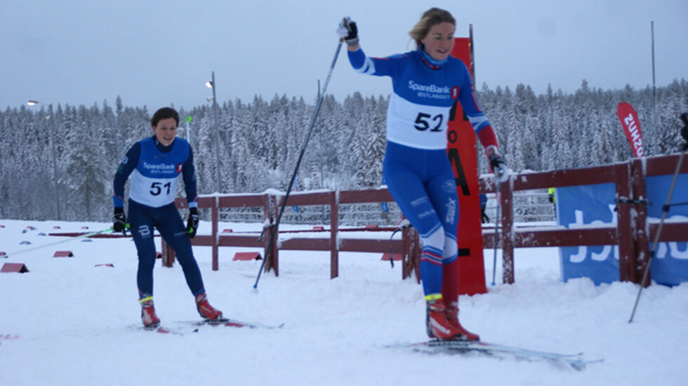 Marthe Bjørnsgaard, Lillehammer Skiklub knep seieren et sekund foran Berthe Anette Svenkerud, Kvaløysletta Skilag på Gåsbu. (Foto: Stein Arne Negård)