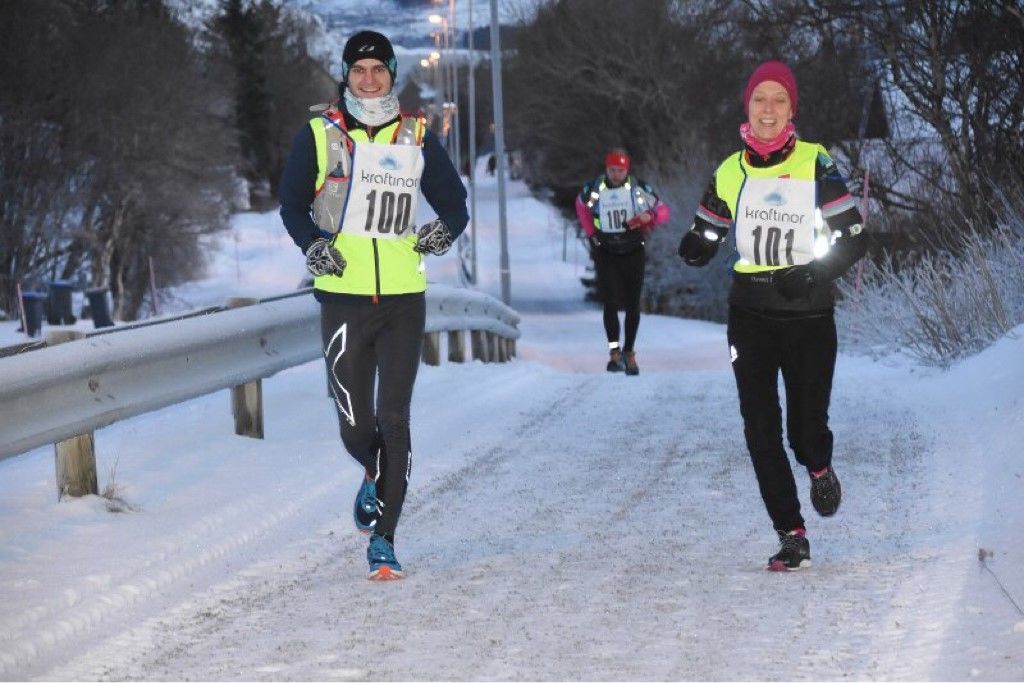 Gøran Rasmussen Åland og Lena-Britt Johansen løp sammen fra start til mål. (Foto: Lofotposten)